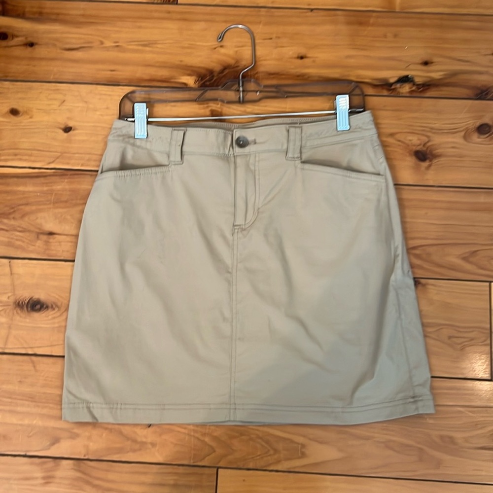 Eddie Bauer Skort in Beige. Size 4